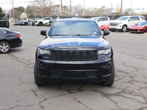 Used 2018 Jeep Grand Cherokee Altitude image 3