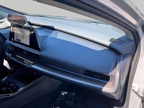 Used 2024 Toyota Prius XLE FWD image 18