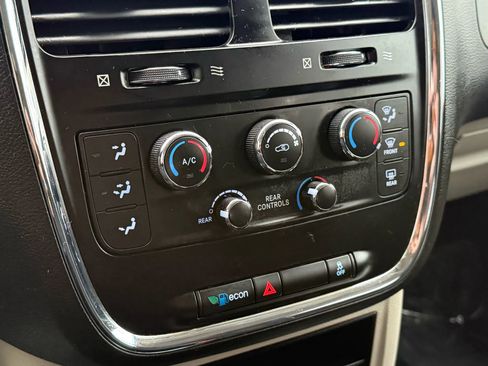 Used 2018 Dodge Grand Caravan SE w/ UConnect Hands-Free Group image 36