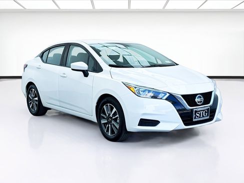 Used 2022 Nissan Versa SV image 3