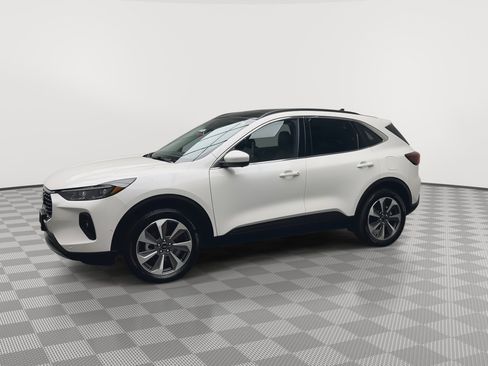 Certified 2024 Ford Escape Platinum w/ Premium Technology Package image 37