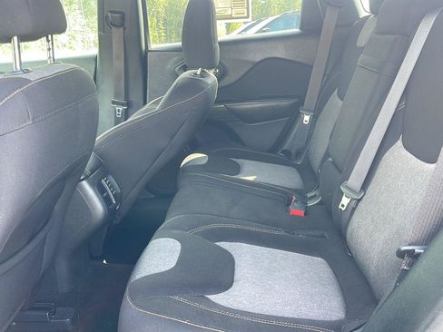 Used 2017 Jeep Cherokee Sport FWD image 33