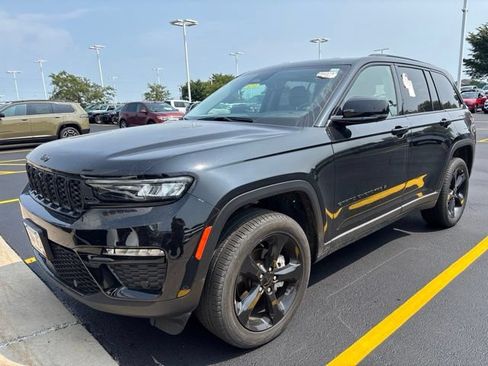 Used 2024 Jeep Grand Cherokee Limited w/ Luxury Tech Group II AWD/4WD image 4