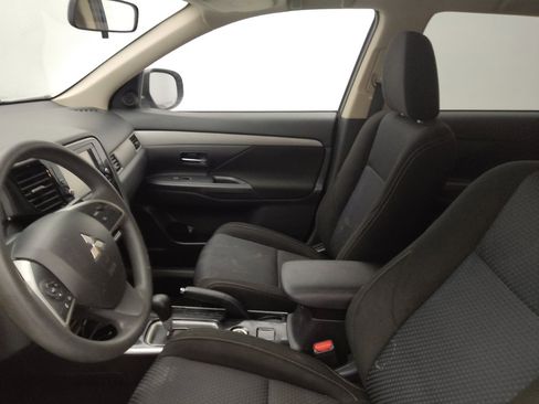 Used 2018 Mitsubishi Outlander SE image 17