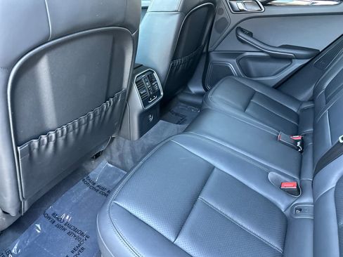 Certified 2025 Porsche Macan AWD/4WD image 13