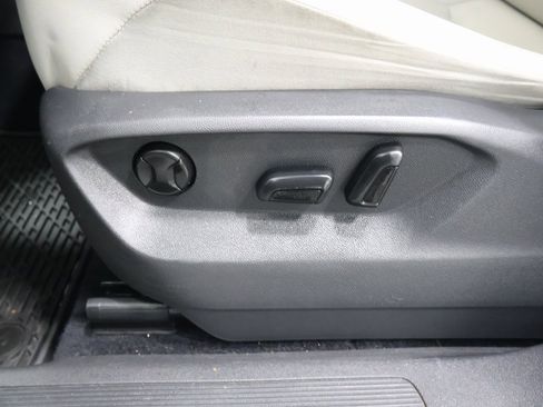 Used 2018 Volkswagen Tiguan SE image 14