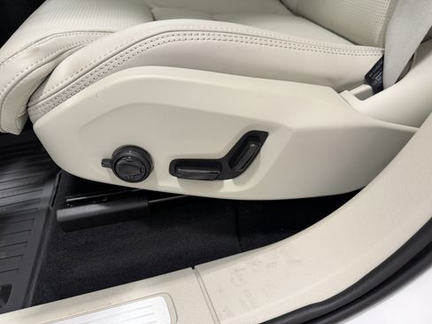 New 2026 Volvo XC60 B5 Ultra w/ Climate Package image 12