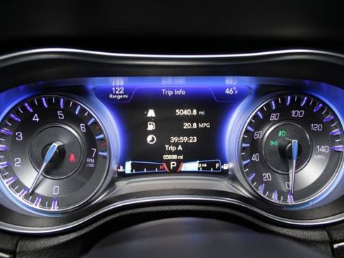 Used 2016 Chrysler 300 C image 18