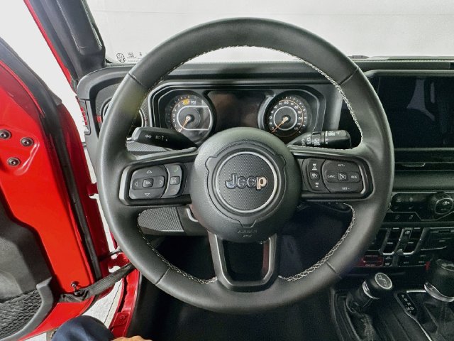 Used 2025 Jeep Wrangler Unlimited Rubicon w/ Convenience Group AWD/4WD image 21