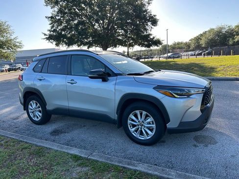 Used 2025 Toyota Corolla Cross LE image 7