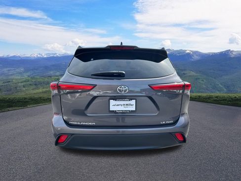 Used 2022 Toyota Highlander LE image 4