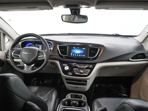 Used 2018 Chrysler Pacifica Touring-L FWD image 14
