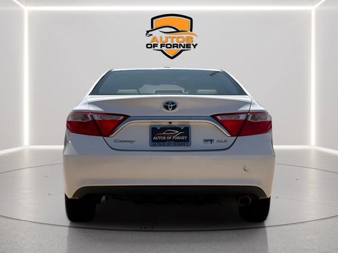 Used 2017 Toyota Camry XLE w/ Moonroof Package FWD image 2