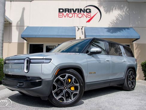 Used 2025 Rivian R1S Premium AWD/4WD image 32