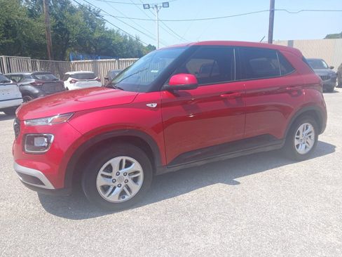 Used 2023 Hyundai Venue SE w/ Cargo Package FWD image 3