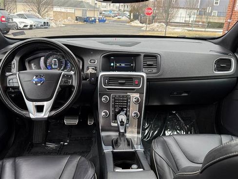 Used 2016 Volvo S60 T5 R-Design image 18
