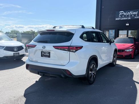 Used 2022 Toyota Highlander XLE AWD/4WD image 5
