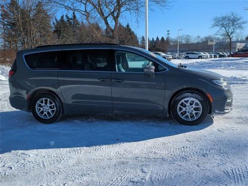 Used 2022 Chrysler Pacifica Touring-L image 2