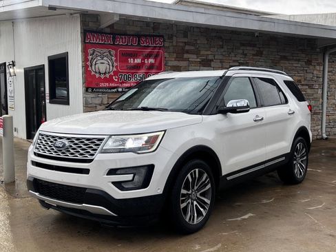 Used 2017 Ford Explorer Platinum image 2
