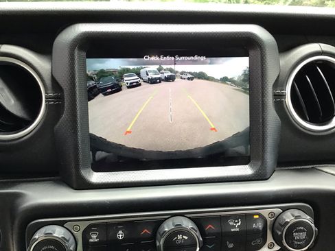 Used 2022 Jeep Wrangler Unlimited Sahara w/ Cold Weather Group AWD/4WD image 15