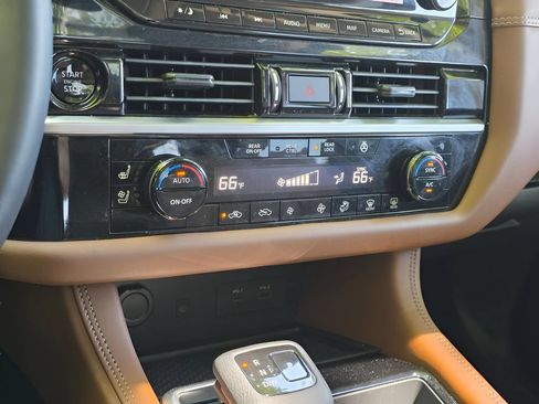 Used 2025 Nissan Pathfinder Platinum AWD/4WD image 29