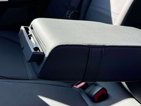 Used 2025 Mercedes-Benz C 300 4MATIC Sedan image 9