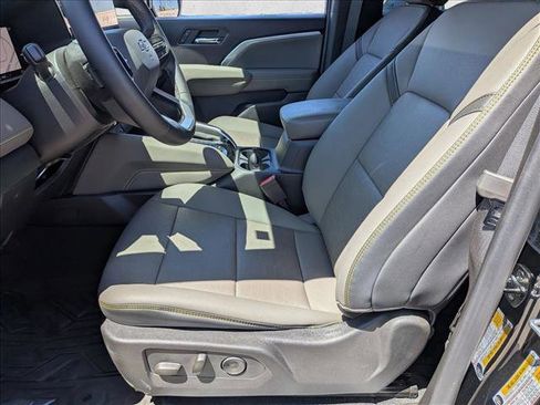 Used 2026 Chevrolet Colorado ZR2 w/ Technology Package AWD/4WD image 14