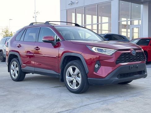 Used 2021 Toyota RAV4 XLE Premium w/ Carpet Mat Package (TMS) image 10