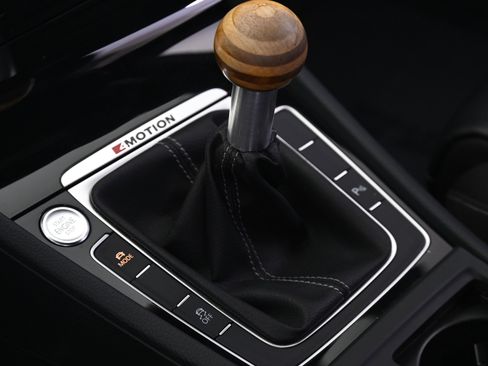 Used 2018 Volkswagen Golf R 4-Door image 34