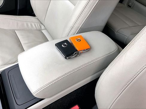 Used 2023 Volvo XC40 B5 Plus image 13