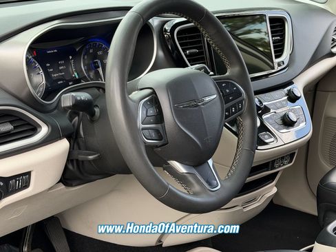 Used 2023 Chrysler Pacifica Touring-L FWD image 24