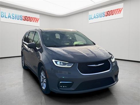 Used 2023 Chrysler Pacifica Touring-L image 1