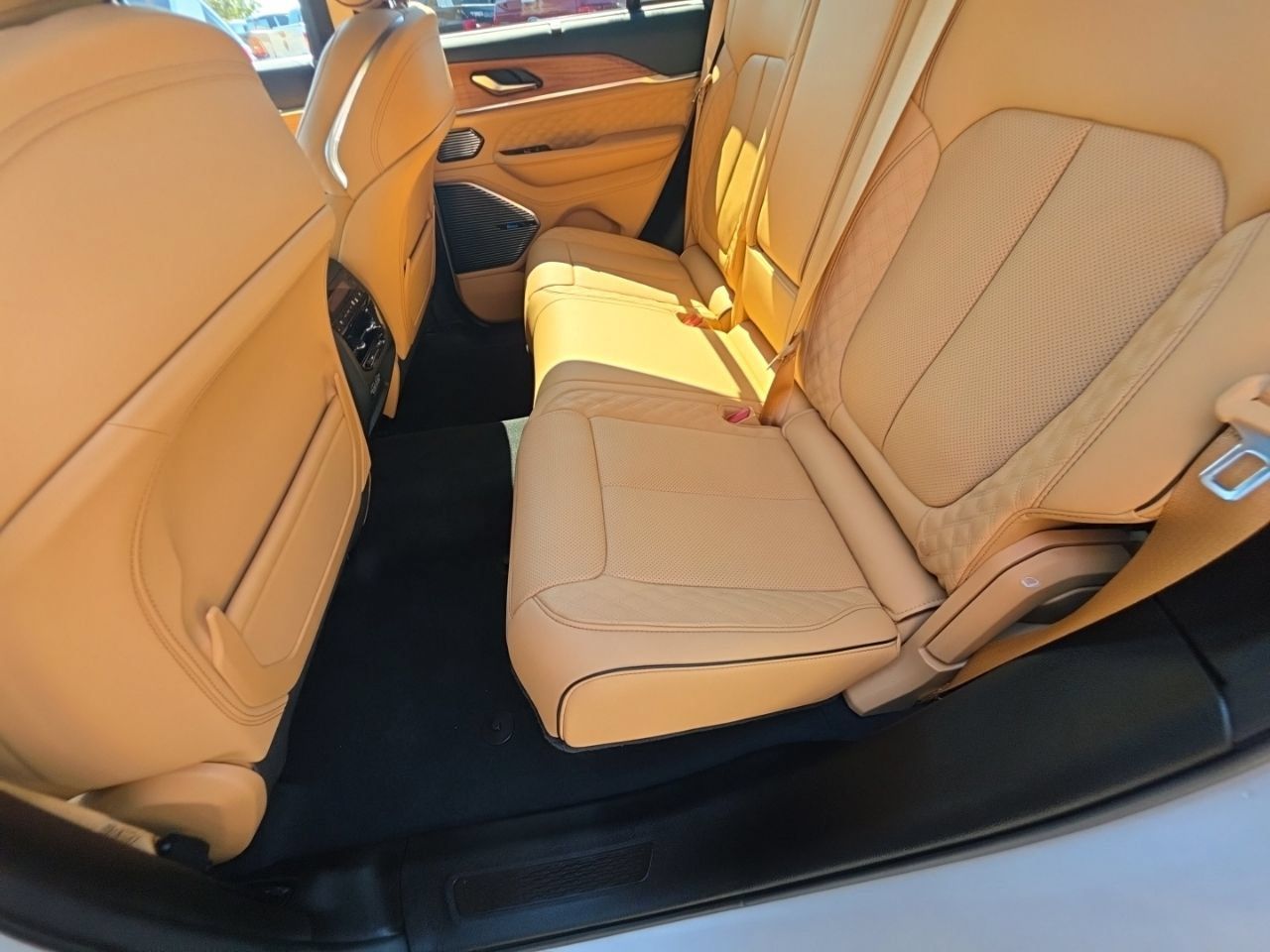Used 2025 Jeep Grand Cherokee Summit AWD/4WD image 17