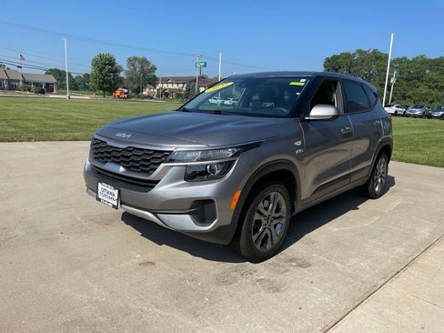 Used 2023 Kia Seltos LX AWD/4WD image 2