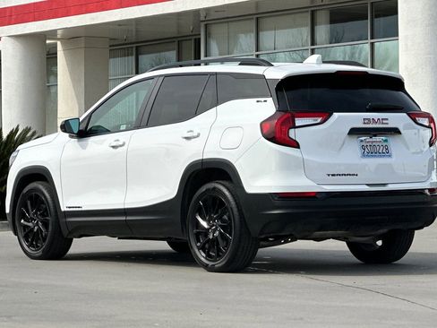 Used 2024 GMC Terrain SLE w/ Elevation Edition image 4