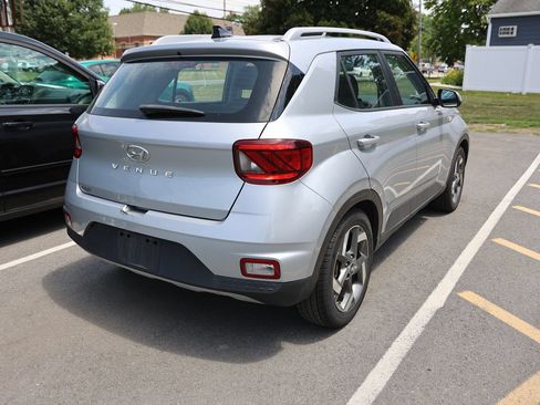 Used 2022 Hyundai Venue SEL FWD image 6