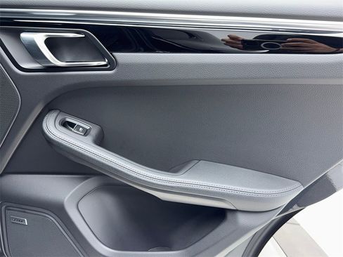 Used 2025 Porsche Macan w/ Premium Package Plus image 50