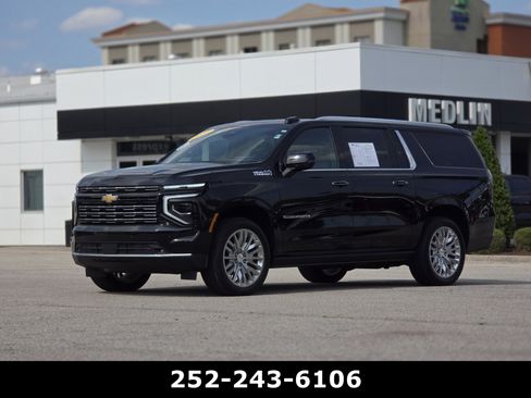 Used 2025 Chevrolet Suburban High Country AWD/4WD image 3
