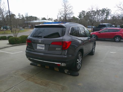 Used 2018 Honda Pilot Touring image 11