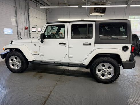 Used 2015 Jeep Wrangler Unlimited Sahara w/ Dual Top Group AWD/4WD image 12