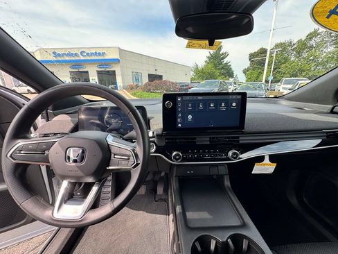 Used 2024 Honda Prologue EX image 10