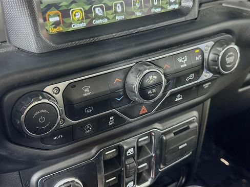 Used 2022 Jeep Wrangler Unlimited Sahara w/ LED Lighting Group AWD/4WD image 26