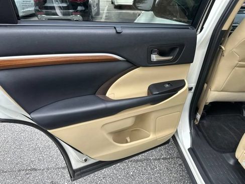 Used 2019 Toyota Highlander Limited FWD image 10