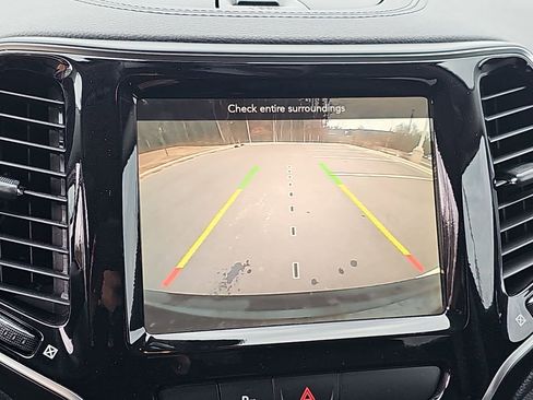 Used 2019 Jeep Cherokee Limited image 24