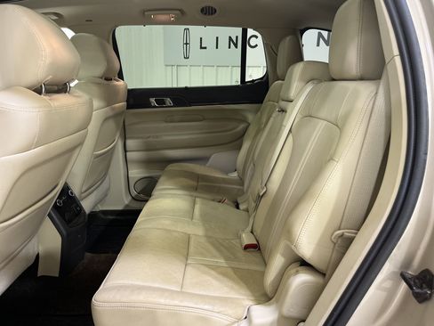 Used 2017 Lincoln MKT AWD image 9