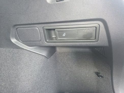 Used 2023 Volkswagen Tiguan SE R-Line image 12