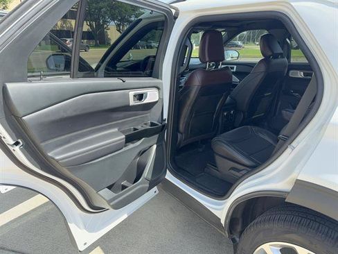 Used 2023 Ford Explorer Platinum w/ Technology Package AWD/4WD image 9