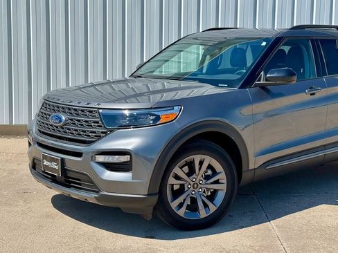Used 2023 Ford Explorer XLT w/ Equipment Group 202A AWD/4WD image 2