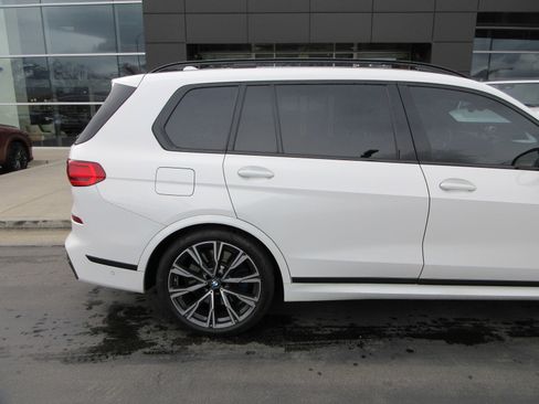 Used 2021 BMW X7 M50i image 11