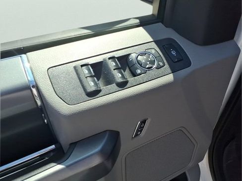 Used 2017 Ford F350 XLT w/ XLT Premium Package AWD/4WD image 16